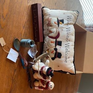 Christmas decorations box. See description and pics for details.